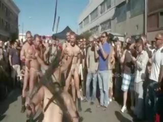 Público plaza com despojado homens prepared para selvagem coarse violento homossexual grupo porcas clipe