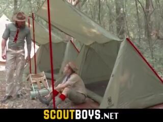 Weinig homo jonge homo bips uitgerekt door massief piemel scoutmaster zonder condoom in woods-scoutboys&period;net