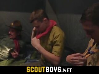 Malutkie gej facet scouts woken w górę przez lider do fuck-scoutboys&period;net